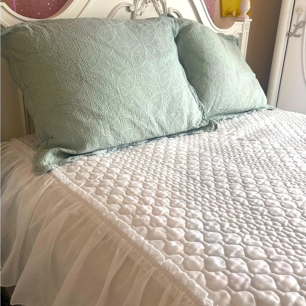 Vintage Quilt Ruffle Bedspread White Full Size Bed Ruffle Farmhouse Cottage Core